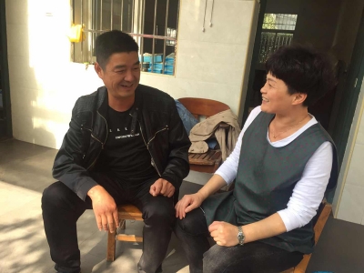 黨員走訪職工家屬，為同事解決疑難問題