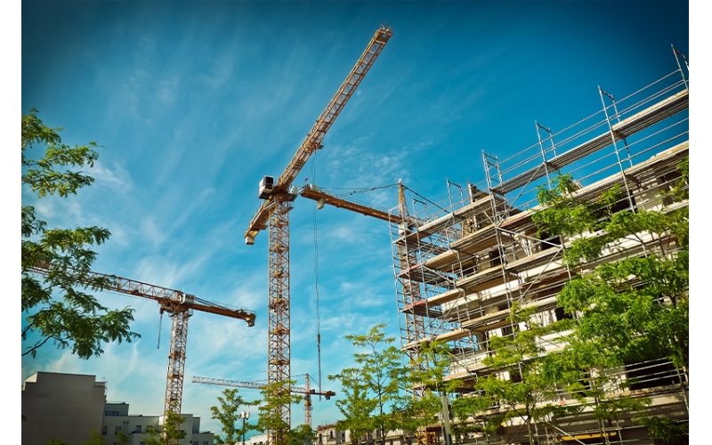 建筑施工項(xiàng)目管理項(xiàng)目是建筑施工企業(yè)最基本的業(yè)務(wù)單元，企業(yè)開(kāi)展數(shù)字化轉(zhuǎn)型要以項(xiàng)目為基石，緊緊圍繞不同項(xiàng)目類(lèi)型、階段、業(yè)務(wù)全場(chǎng)景開(kāi)展，最終實(shí)現(xiàn)企業(yè)數(shù)字化轉(zhuǎn)型升級(jí)。隨著工程建設(shè)項(xiàng)目投資規(guī)模增長(zhǎng)，建筑物形式多樣、體量大、結(jié)構(gòu)復(fù)雜，同時(shí)建筑施工周期長(zhǎng)，使用的材料品種多，耗用量大。建筑施工項(xiàng)目管理主要呈現(xiàn)以下特點(diǎn)。覆蓋面廣建筑施工項(xiàng)目管理綜合性強(qiáng)、涉及面廣，需要工程、商務(wù)、技術(shù)等部門(mén)多方協(xié)同，同時(shí)還涉及建筑、